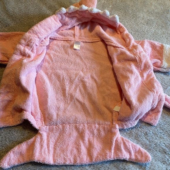 BabyGirl's Pink Shark Bathrobe - Picture 4 of 5